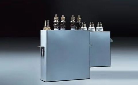 電容器在直流電路中起什么作用？