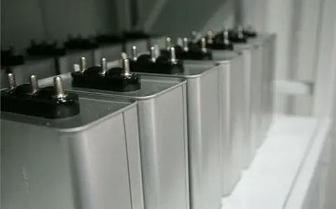 哪些因素影響電力電容器的容量？